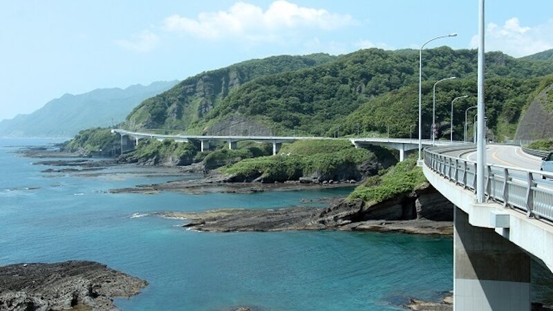 神恵内村の海岸線は切り立った断崖と透き通った青い海が特徴的です。